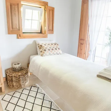 Dreamsea Surf Bed & Breakfast Gouveia (Lisbon)